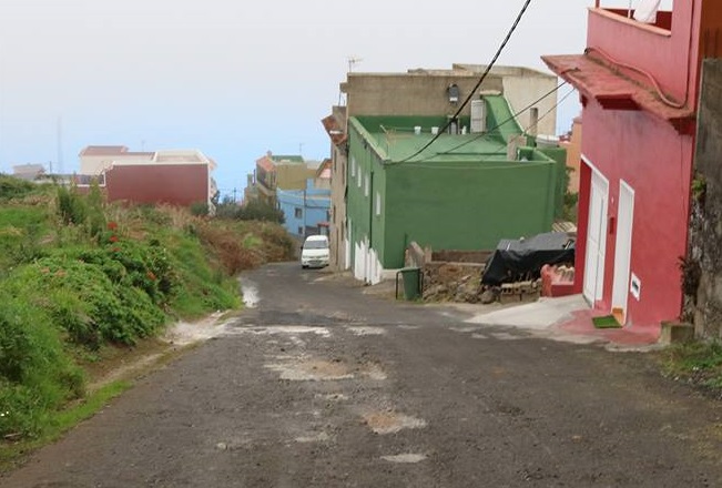El ayuntamiento repavimenta y mejora la accesibilidad de la calle Los Chavocos en Icod el Alto