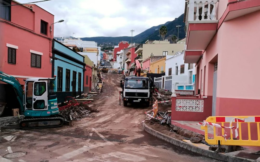 El ‘Plan de Barrios’ actúa en la repavimentación de la calzada y acerado de un nuevo tramo de la calle Viera y Clavijo