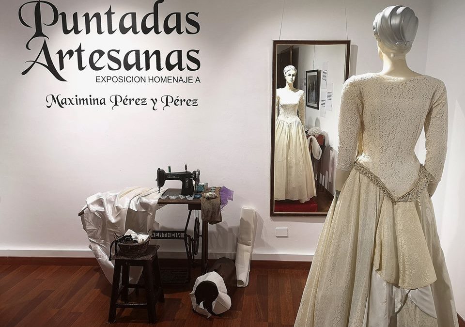 Trajes de novia, fotografías y detalles de su costurero rememoran a Maximina Pérez y Pérez en una exposición