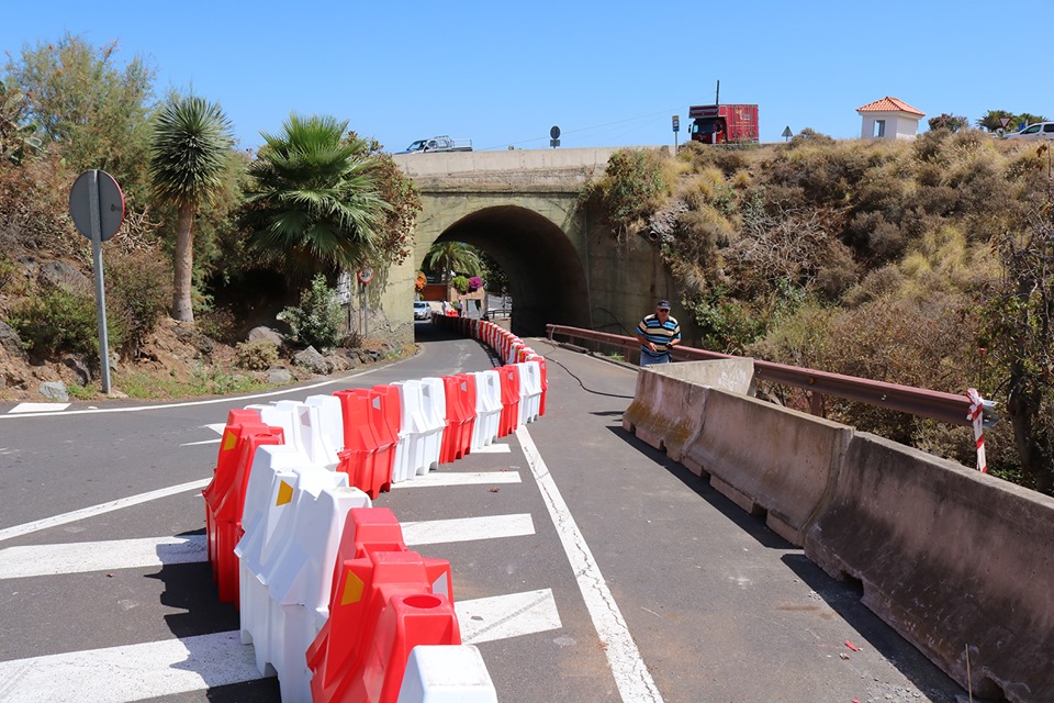 El Cabildo de Tenerife desvía provisionalmente el tráfico de vehículos pesados en la salida de la playa de El Socorro