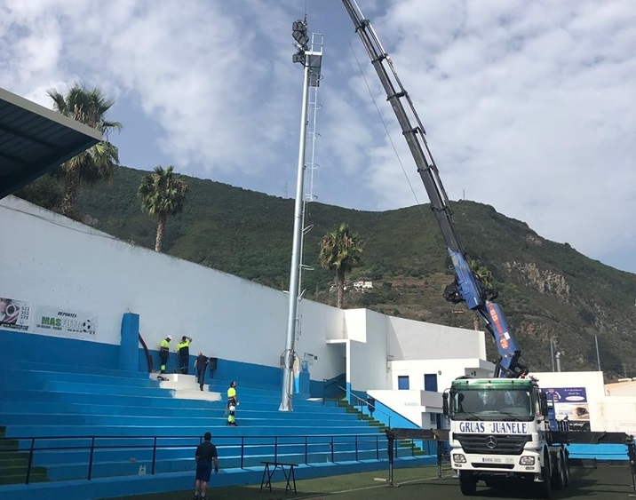 El proyecto de eficiencia energética de Los Realejos instala las nuevas torretas de alumbrado en el Estadio Los Príncipes