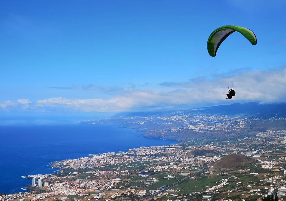 La VII edición del festival de parapente de Los Realejos vuelve a ofrecer vuelos a personas con discapacidad