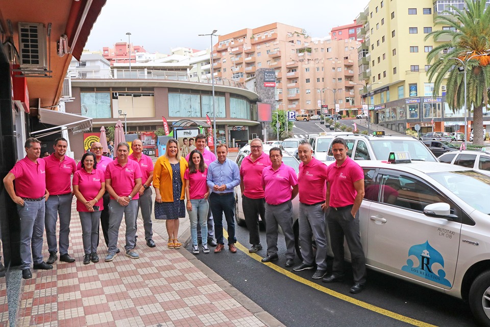 El sector del taxi de Los Realejos se pasa al rosa en la semana de la lucha internacional contra el cáncer de mama