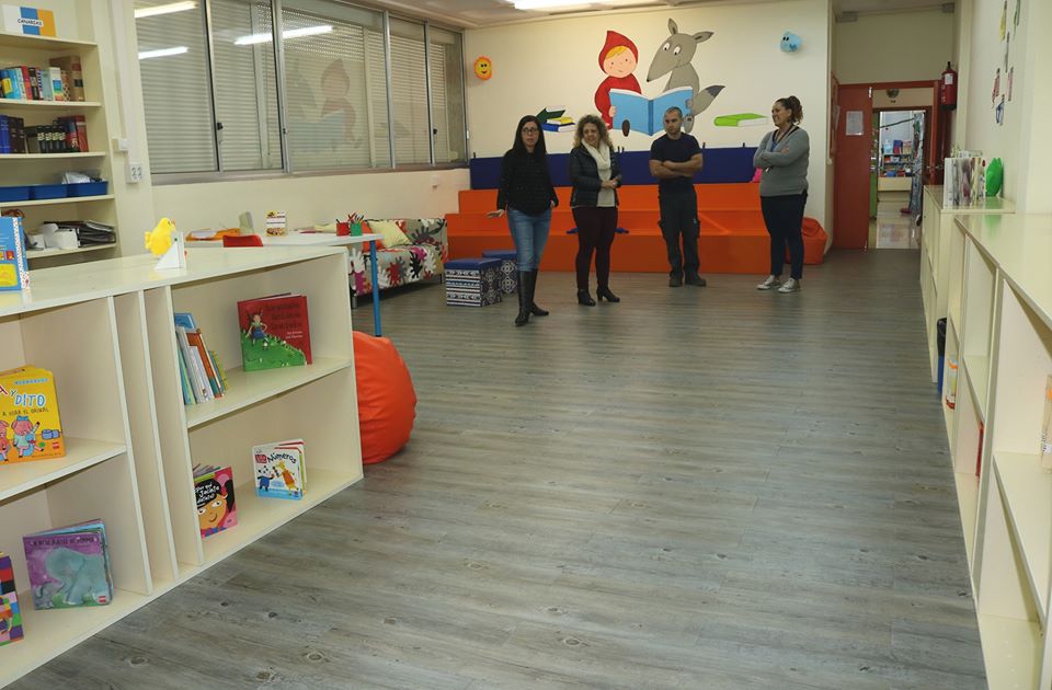 El CEIP Mencey Bentor de La Cruz Santa estrena biblioteca tras recuperar y restaurar mobiliario en desuso