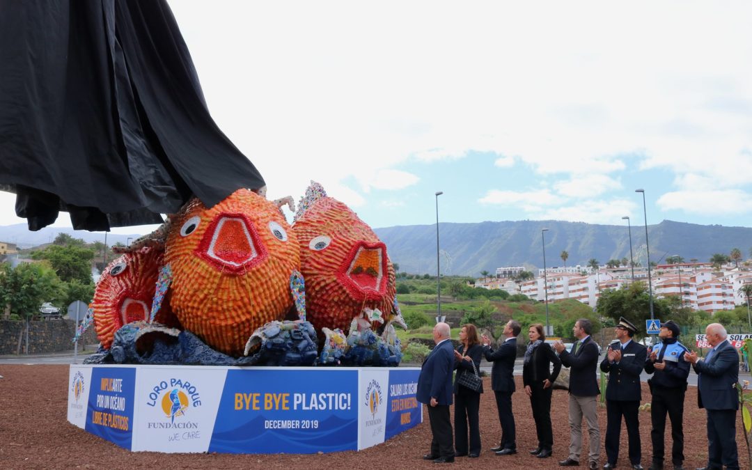 Inaugurada una escultura hecha con plásticos reciclados en la rotonda de El Burgado