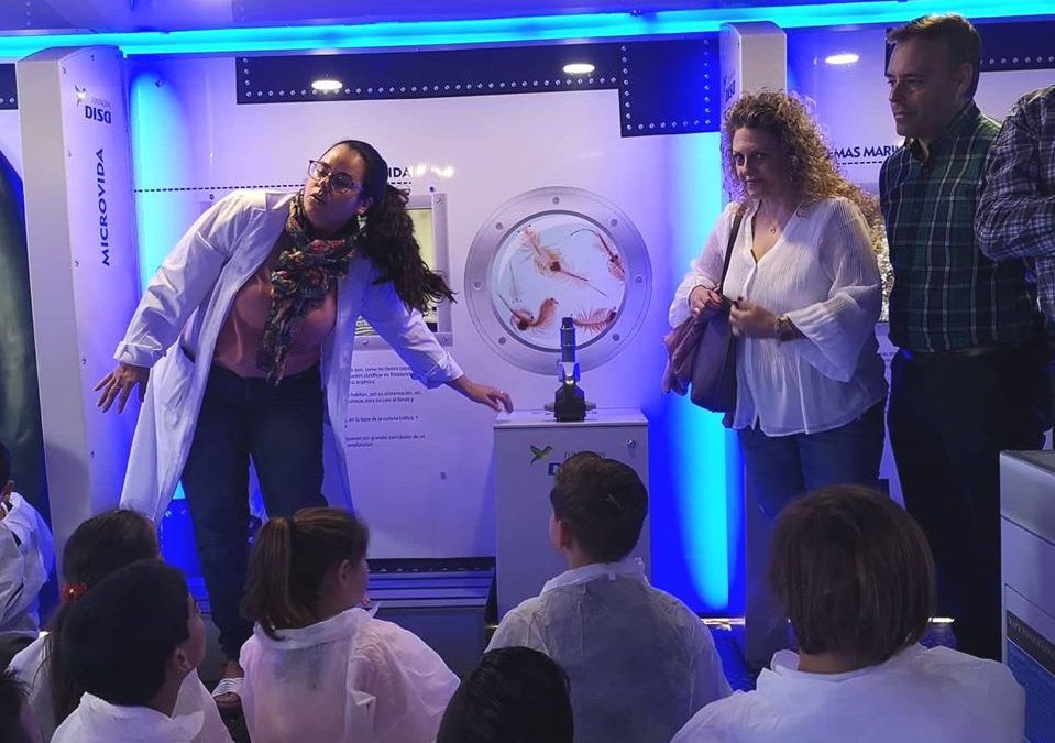 Escolares del CEIP Toscal Longuera estudian el fondo marino en el laboratorio itinerante de Fundación DISA