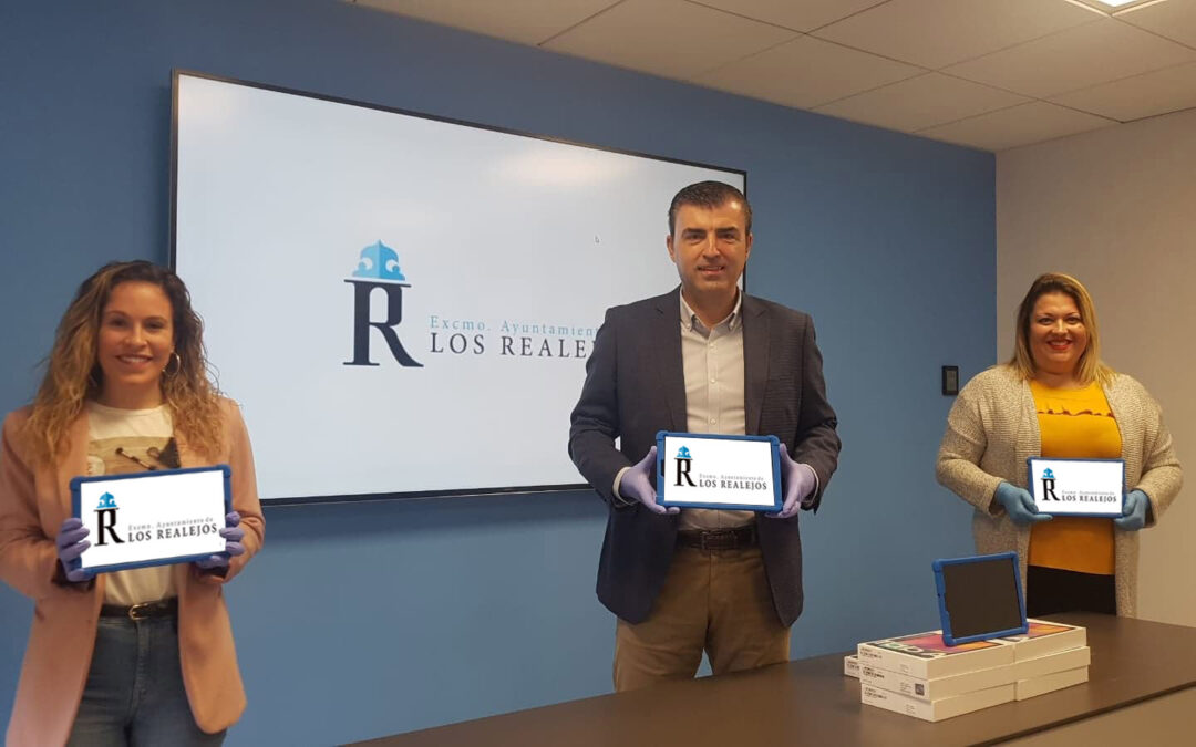 Los Realejos rompe la brecha digital distribuyendo 40 tablets y 30 routers entre los menores del municipio