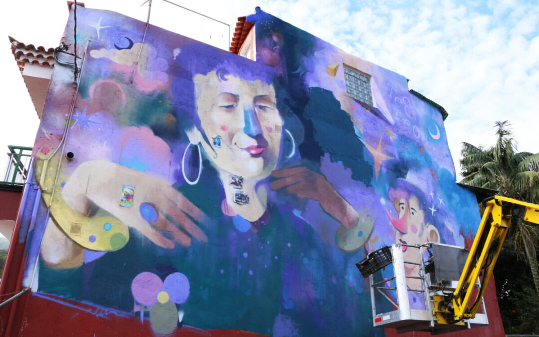 El artista tinerfeño Ione Domínguez diseña y colorea una nueva obra mural en Palo Blanco