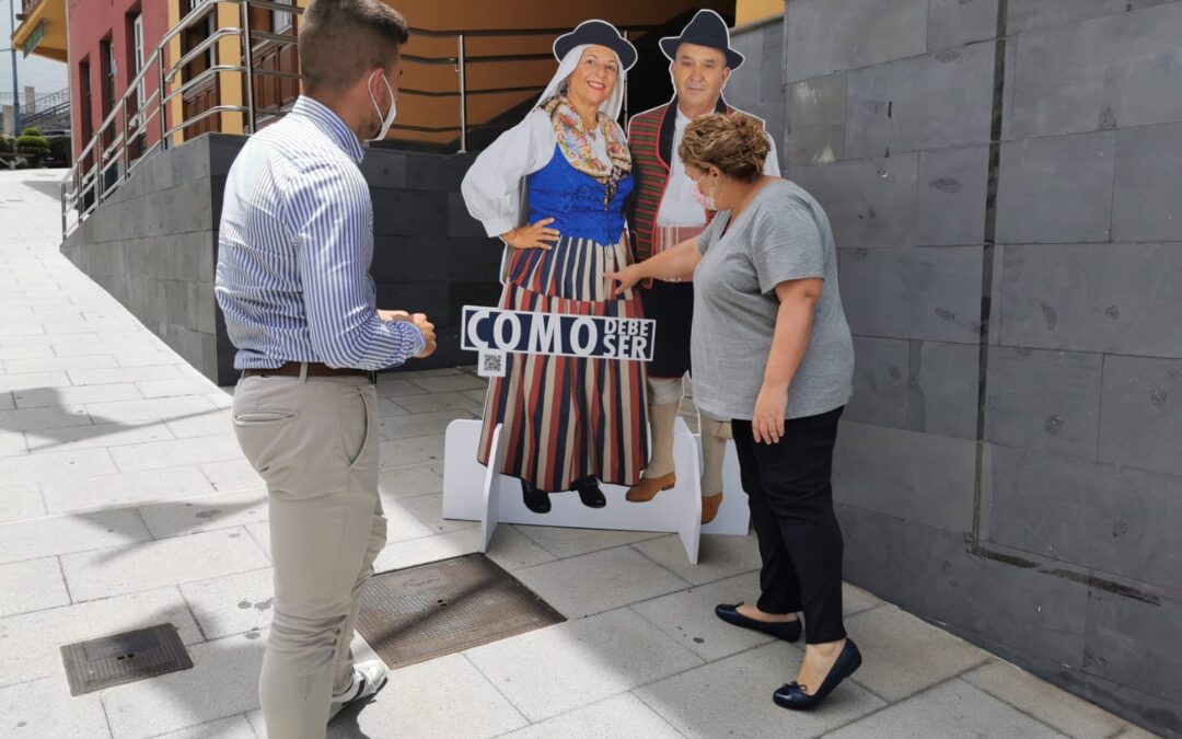 ‘Como debe ser’ sale a la calle en paneles protagonizados por parejas con vestimentas tradicionales