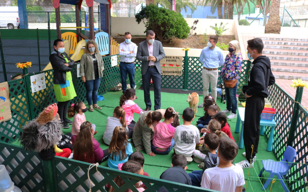 Cerca de 400 escolares de Los Realejos reciben la visita de la granja escuela itinerante por las Fiestas de Mayo