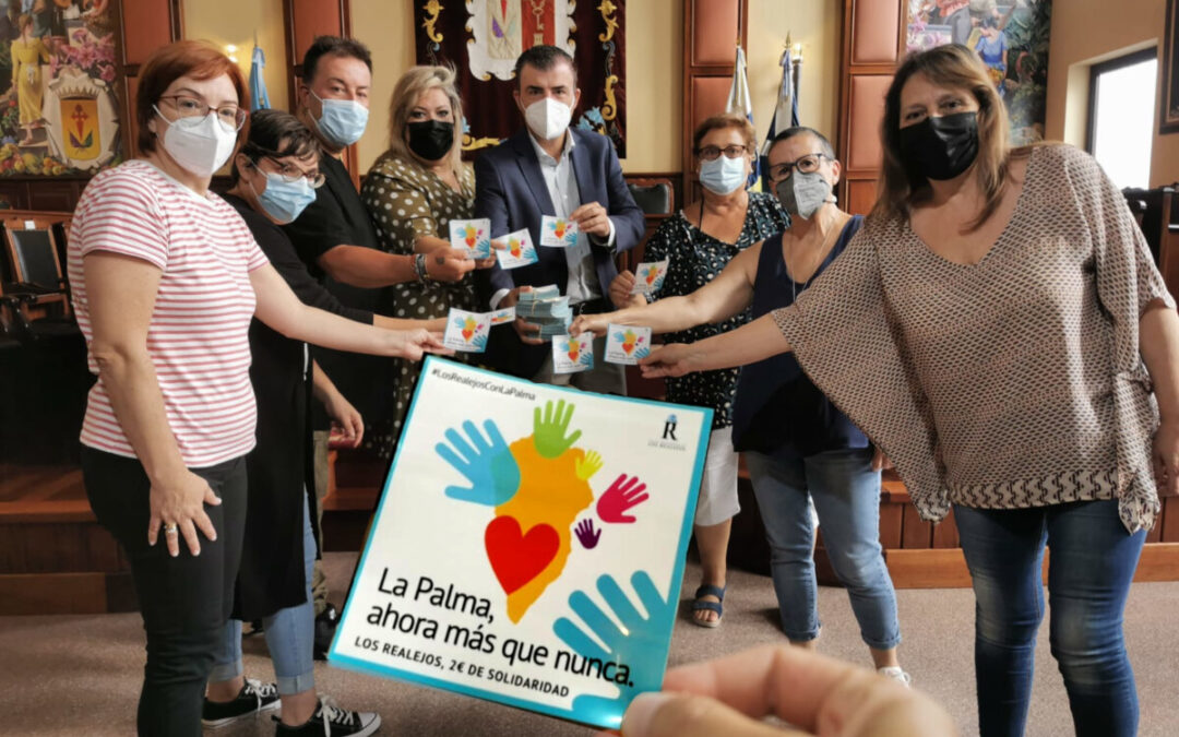 Ayuntamiento de Los Realejos y mesas comunitarias crean pegatinas solidarias a 2 euros para ayudar a La Palma