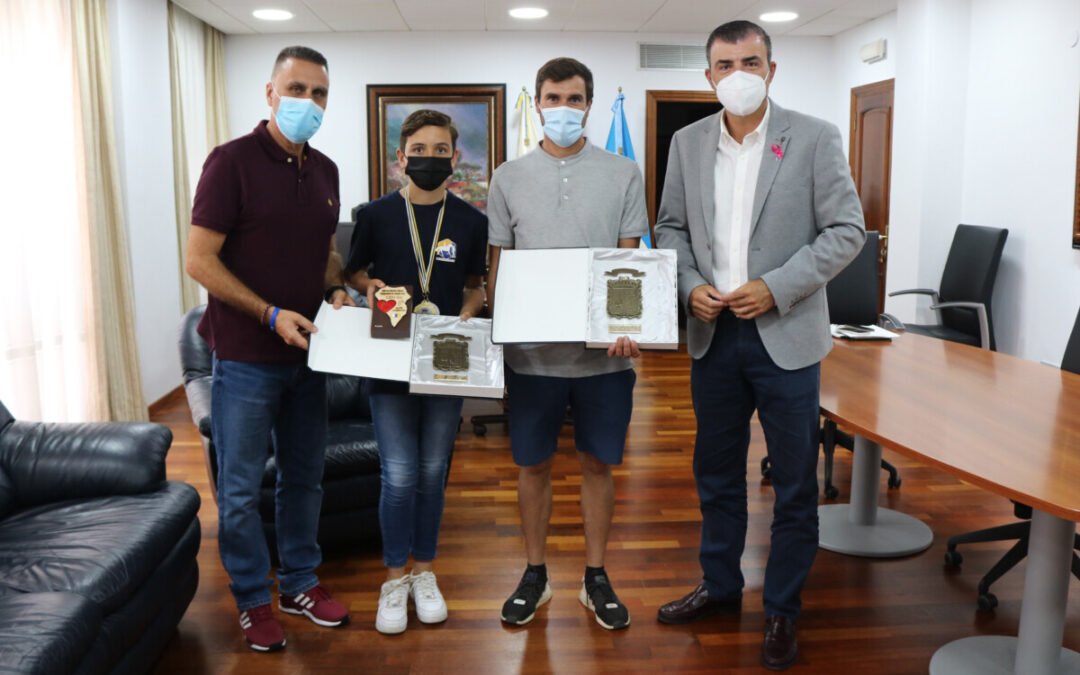 Los Realejos reconoce a dos deportistas locales tras sus éxitos en el campeonato de Canarias de raid hípico