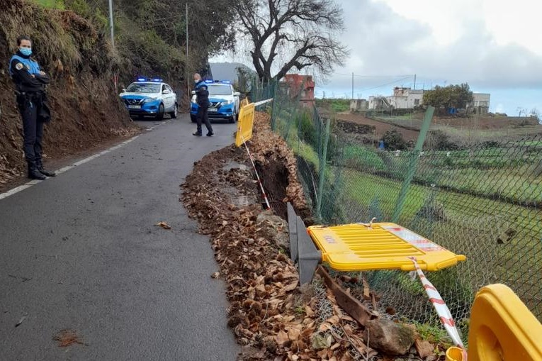 Las lluvias del fin de semana provocan dos derrumbes en la Calle Hoya de Pablo y el consiguiente corte al tráfico