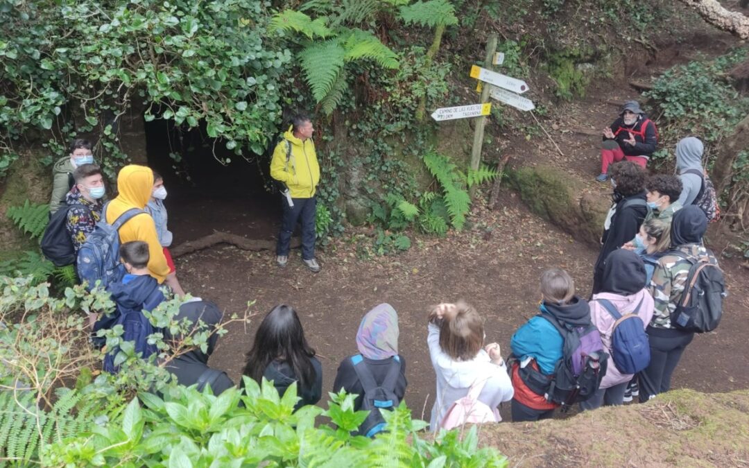 25 jóvenes de los barrios realizan una visita temática por los Montes de Anaga y Taganana