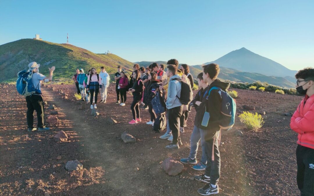 Jóvenes de Los Realejos participan en una ruta temática nocturna por el Parque Nacional del Teide