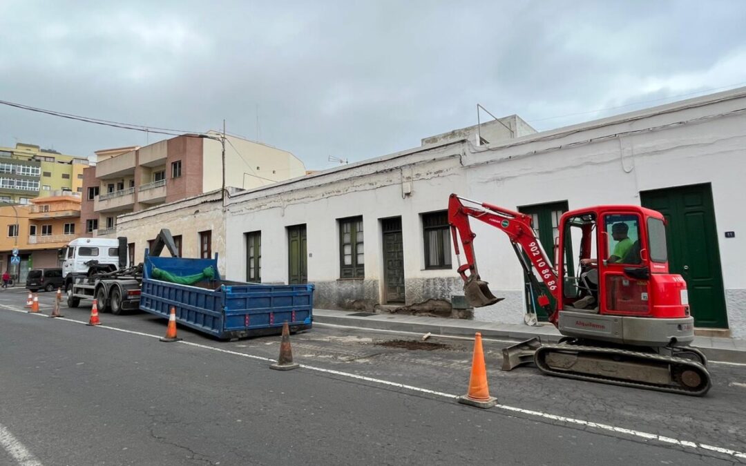 Urbanismo realiza catas y análisis del terreno en la Calle de Los Barros al detectarse hundimientos