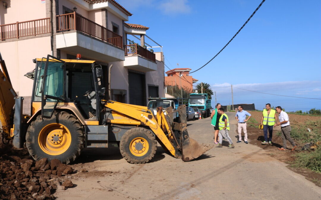 El Ayuntamiento ejecuta un imbornal para poner solución a la captación y evacuación de pluviales en La Corona