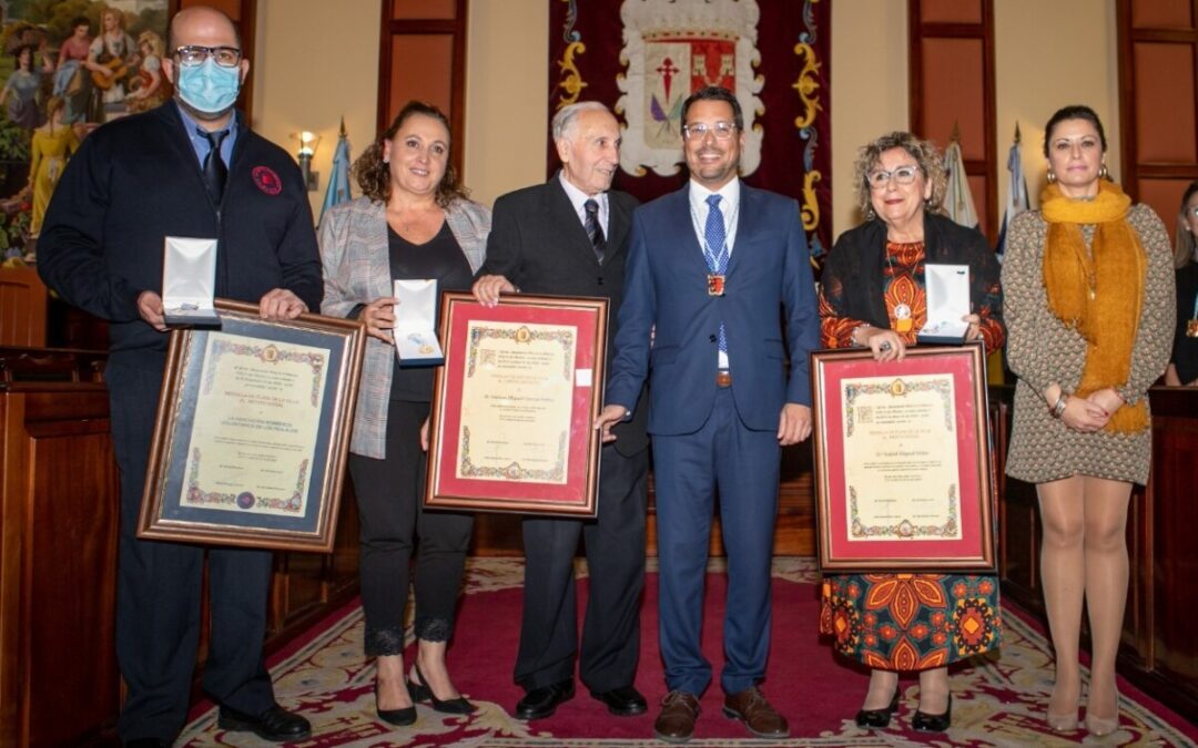 Los Realejos distingue a Isidoro Miguel García Febles, Isabel Miguel Mitre y sus Bomberos Voluntarios