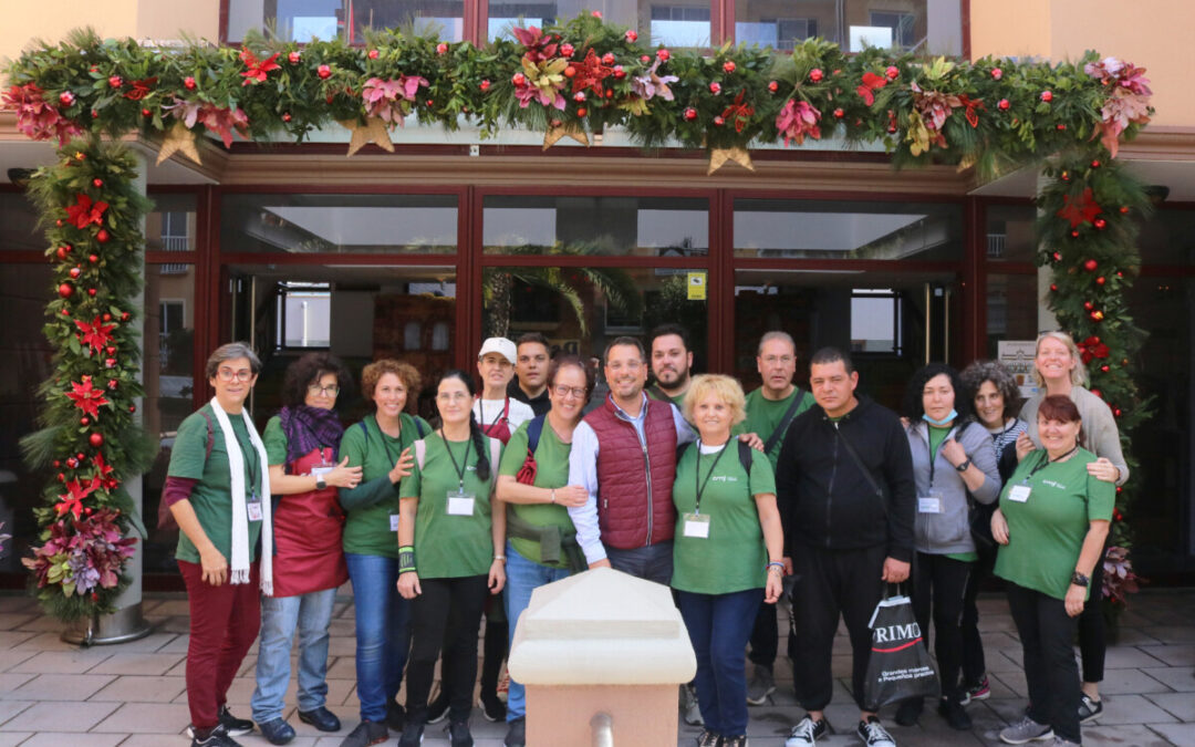 Alumnado de Actividades Auxiliares de Floristería del CRNJ de Los Realejos decora el Ayuntamiento esta Navidad