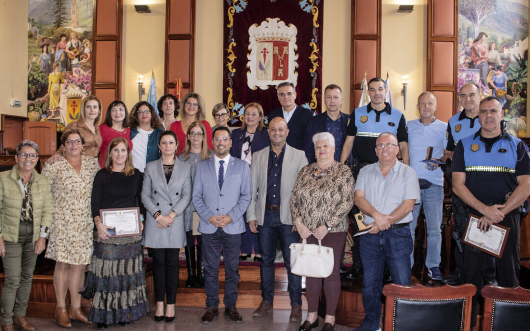 Los Realejos entrega medallas de oro, plata y bronce al personal que ha cubierto 30, 25 y 15 años de servicio