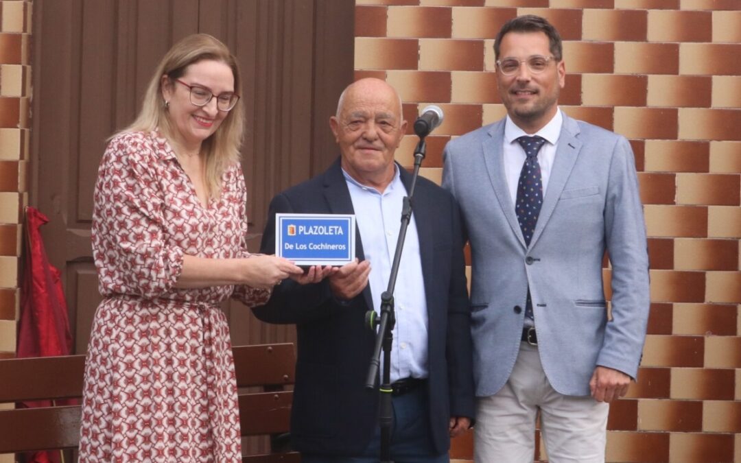 La rotulación Plazoleta de Los Cochineros completa junto a su escultura el homenaje realejero al singular oficio