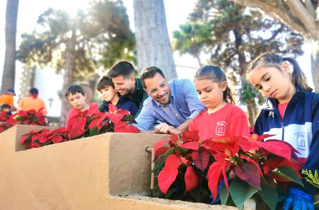 Siembra de flores de pascua por escolares y personal municipal de Jardinería