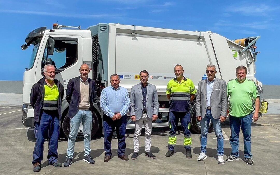 Nuevo camión de recogida de residuos adquirido con fondos Next Generation EU de la convocatoria de resiliencia turística de la Consejería de Turismo